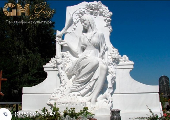 пам'ятник із білого мармуру жінці зі скульптурою № 141