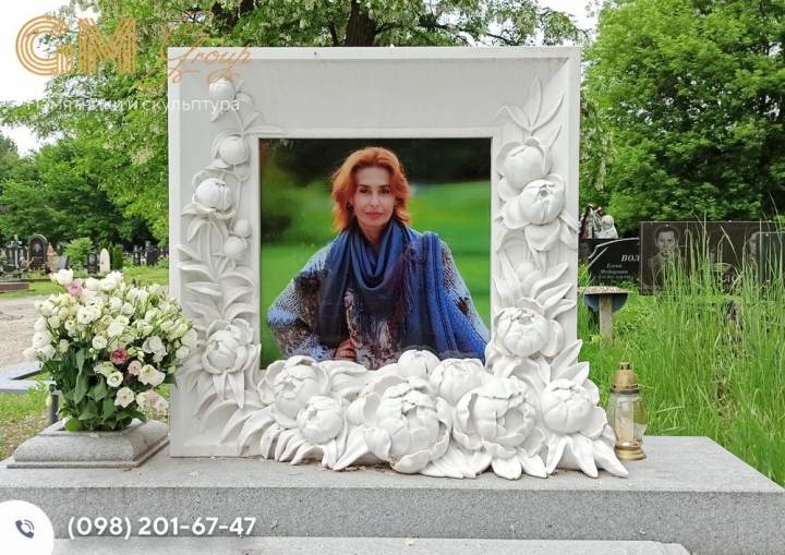 памятник из белого мрамора с цветным портретом №903