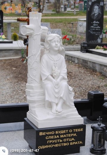 дитячий пам'ятник зі скульптурою янгола та хрестом