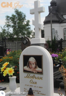 дитячий мармуровий пам'ятник з хрестом та кольоровим портретом