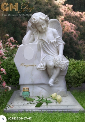 Детский памятник барельеф ангела и стелой из мрамора