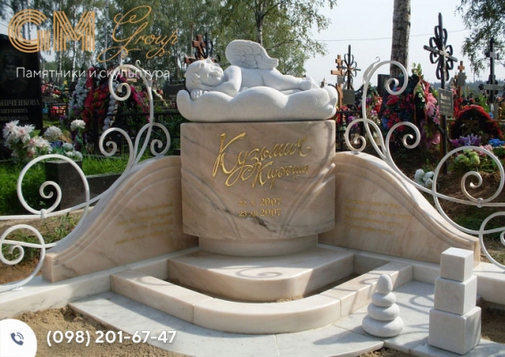 дитячий пам'ятник зі скульптурою янгола