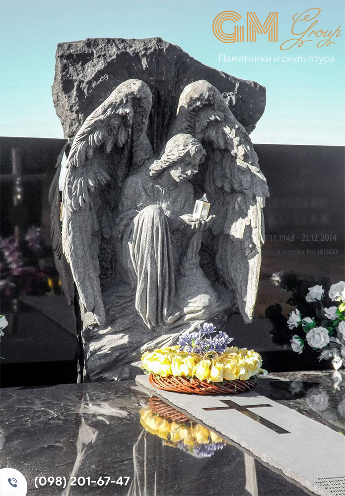 памятник из гранита с ангелом