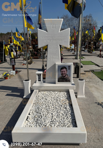 мармуровий хрест-пам’ятник військовому №2022