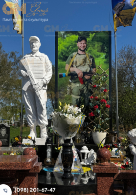 памятник со скульптурой солдата и портретом в полный рост №5634