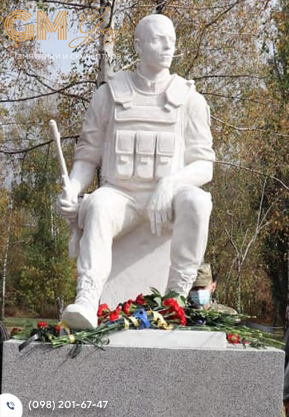 мраморная скульптура солдата