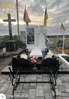 красивий чорно-білий пам'ятник військовому №3240