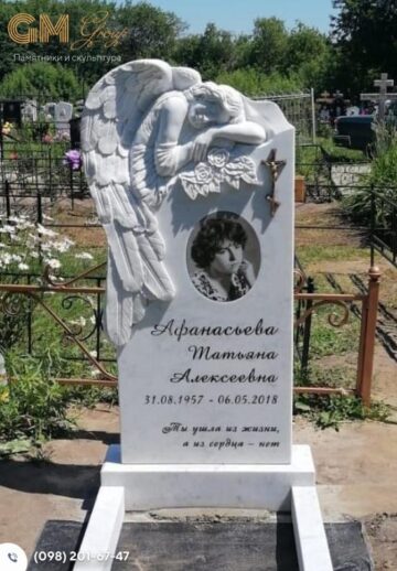 Современный памятник женщине из белого мрамора с ангелом №9584