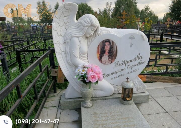 Красивый памятник женщине из белого мрамора в форме сердца со скульптурой ангела №9589