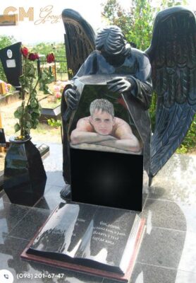скульптура янгола із чорного граніту на могилу №9590