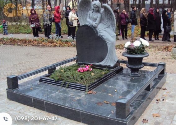 Меморіальний комплекс із чорного граніту у формі серця та білого мармуру зі скульптурою янгола №9591