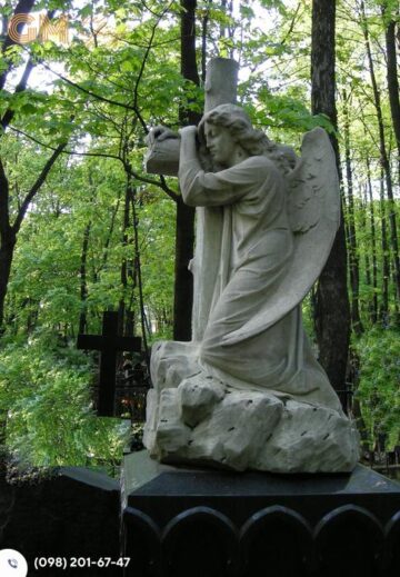 Надгробный памятник из белого мрамора в форме скульптуры ангела с крестом №9599