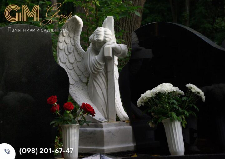 Надгробный памятник из белого мрамора в форме скульптуры ангела с крестом и черного гранита №9601
