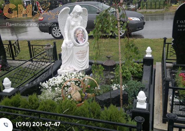 Сучаснтй пам'ятник жінці з білого мармуру у формі скульптури янгола №9602