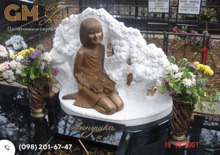 Красивий пам'ятник дитині з мармуру у формі скульптури №9604