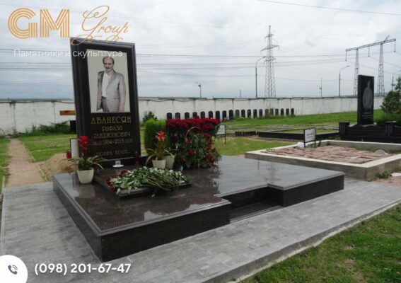 Мемориальный комплекс памятник мужчине из черного гранита с цветным портретом №9610