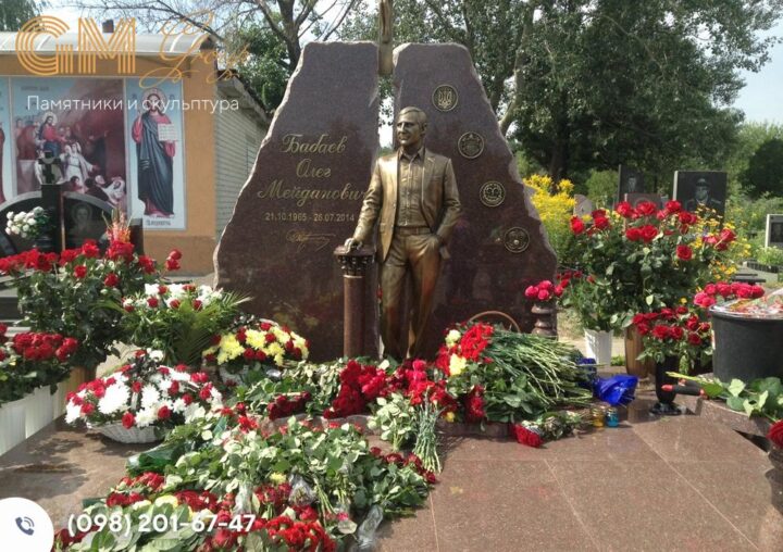 Эксклюзивный памятник мужчине из красного гранита со скульптурой в полный рост №7730