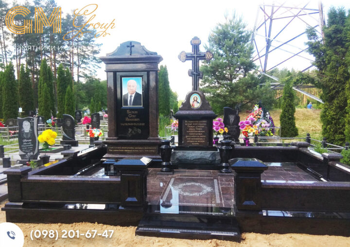 Мемориальный комплекс мужчине из черного и красного гранита №7739