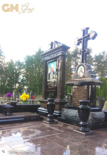 Меморіальний комплекс пам'ятник чоловікові із чорного та червоного граніту з хрестом №7739