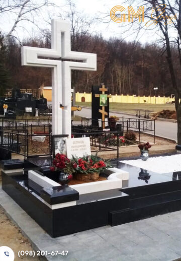 Надгробний пам'ятник чоловікові з білого мармуру та чорного граніту з хрестом №7745