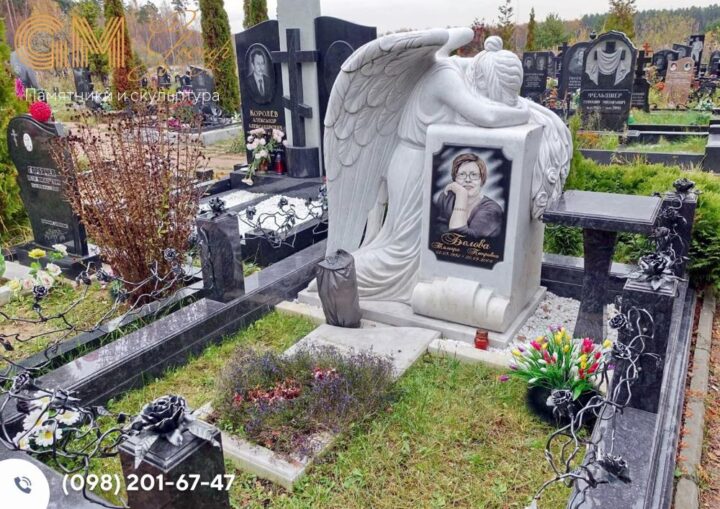 памятник женщине из мрамора со скульптурой ангела №7746
