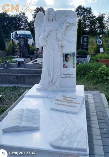 Красивый памятник женщине из белого мрамора со скульптурой ангела и книгой №7747