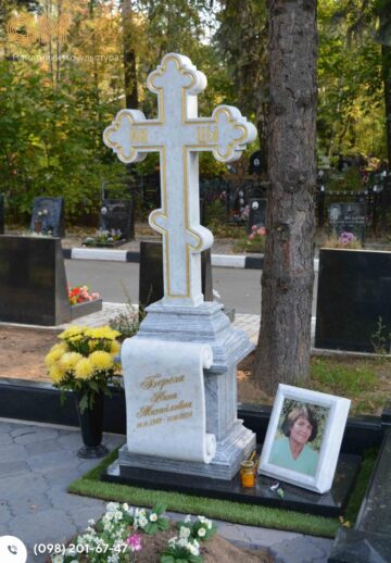 Красивий пам'ятник жінці з білого мармуру у формі хреста №7748