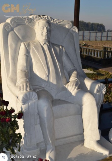 Мемориальный комплекс памятник мужчине из белого мрамора и черного гранита в форме статуи №7750