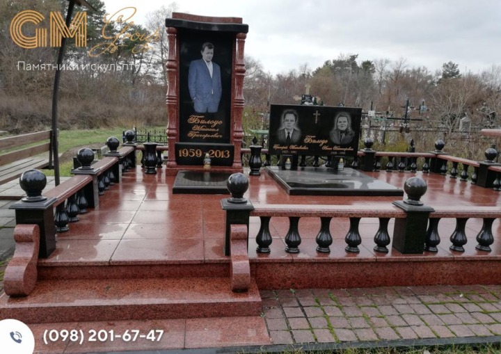 Меморіальний комплекс потрійний пам'ятник чоловікам та жінці із чорного та червоного граніту №7753