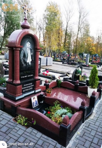 Меморіальний комплекс пам'ятник чоловікові із червоного та чорного граніту з хрестом №7757