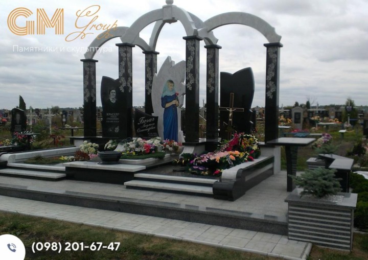 Мемориальный комплекс тройной памятник женщинам из серого и черного гранита №7759