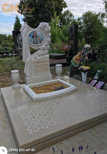 Красивий пам'ятник чоловікові та жінці з білого мармуру у формі серця з квітами №7768