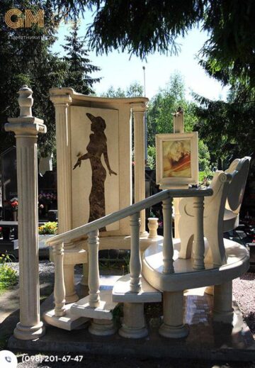 необычный памятник женщине с колонной и цветным портретом №7781