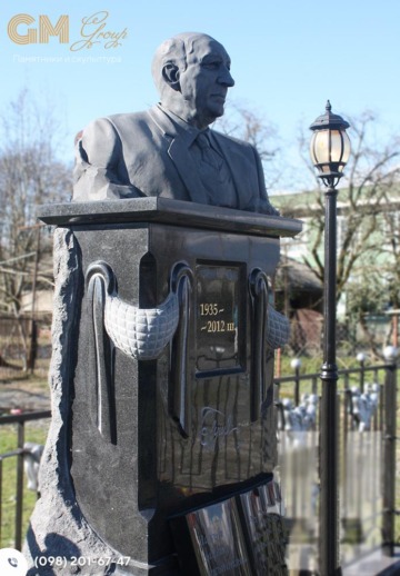 Красивый памятник мужчине из черного гранита и мрамора в форме бюста с книгой №7789