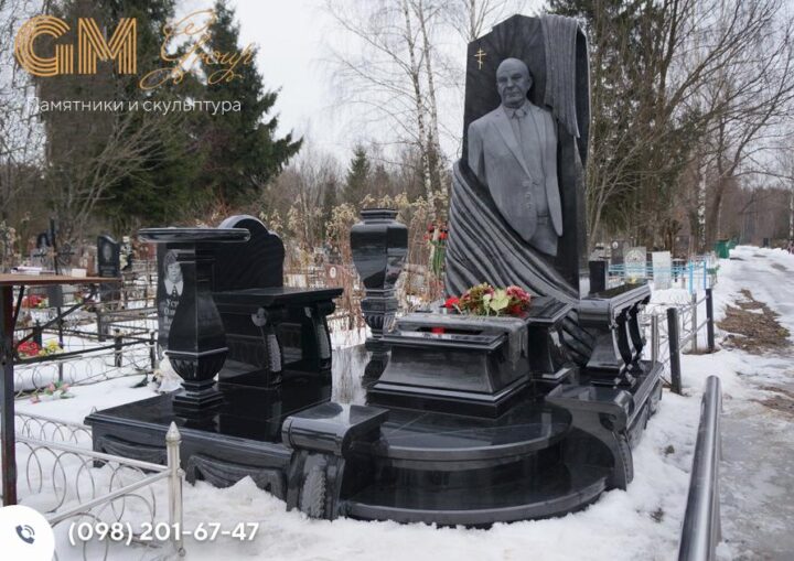 Красивий пам'ятник чоловікові із чорного та сірого граніту у формі скульптури №7790