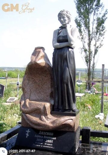 Красивий пам'ятник жінці з червоного та чорного граніту у формі скульптури №7794
