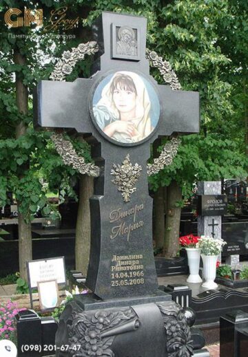 Красивый надгробный крест женщине из черного гранита №7795