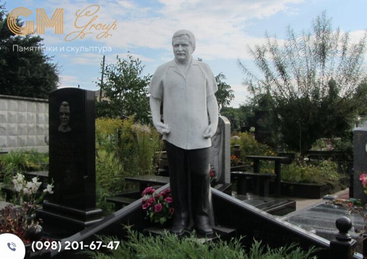 Современный памятник мужчине из черного и серого гранита в полный рост №7796