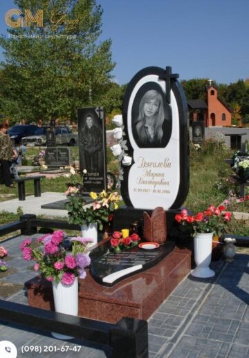 Надгробний пам'ятник жінці із червоного, чорного граніту та білого мармуру з хрестом та квітами №7798