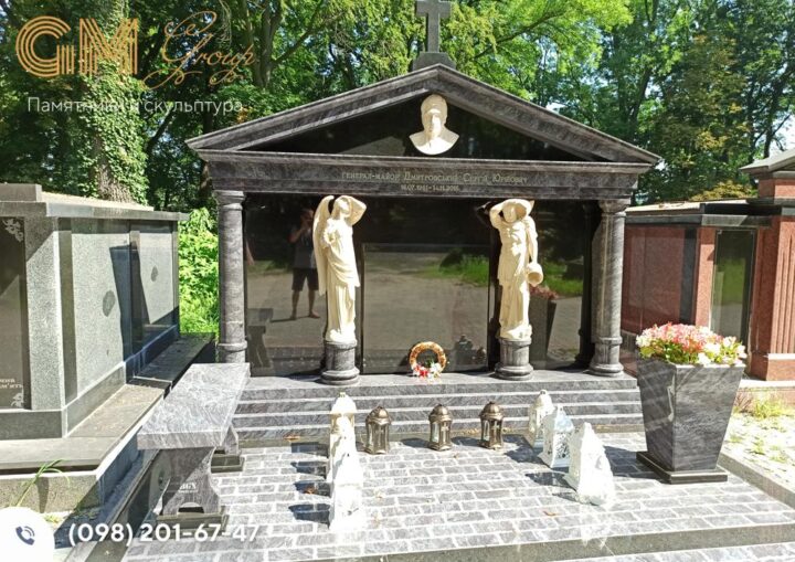 Меморіальний гранітний склеп з колонами та скульптурами з мармуру №7799