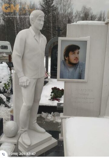 Современный памятник мужчине из белого мрамора с цветным портретом и статуей в полный рост №7800