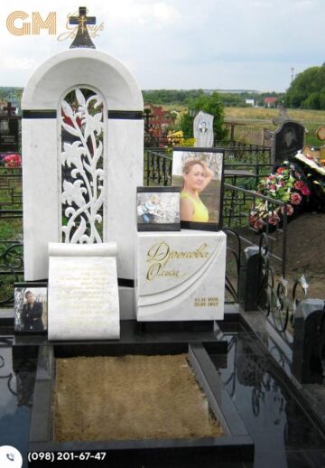 Красивий пам'ятник жінці з білого мармуру та чорного граніту у формі арки з квітами та хрестом №7802