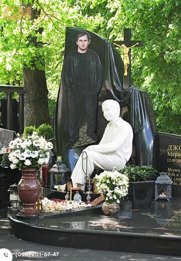 Одинарний пам'ятник чоловікові з чорного граніту на повний зріст із хрестом та скульптурою з мармуру №7806