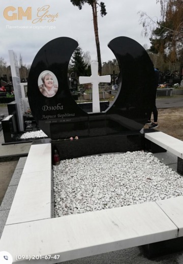 Сучасний пам'ятник жінці із чорного граніту та білого мармуру з хрестом та кольоровим портретом №7807