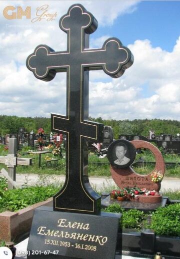 Надгробный крест женщине из черного гранита №7809