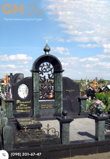 Подвійний меморіальний комплекс пам'ятник чоловікові із чорного та зеленого граніту з колонами №7814