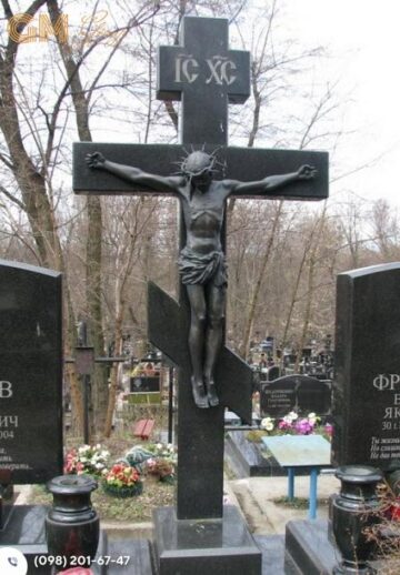 Надгробний пам'ятник із чорного граніту у формі хреста з розп'яттям №7815