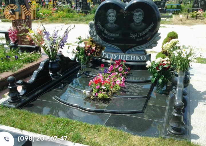 Красивий подвійний пам'ятник чоловікові та жінці із чорного граніту у формі серця №7818