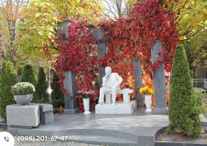 Красивый мемориальный комплекс мужчине из серого гранита со статуей из мрамора в полный рост №7822