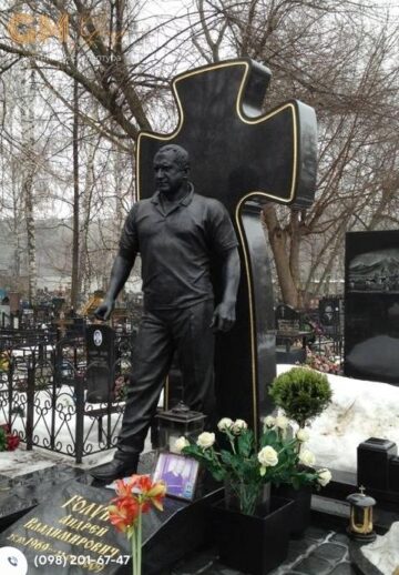 Надгробный памятник мужчине из черного гранита в виде креста со скульптурой в полный рост №7823